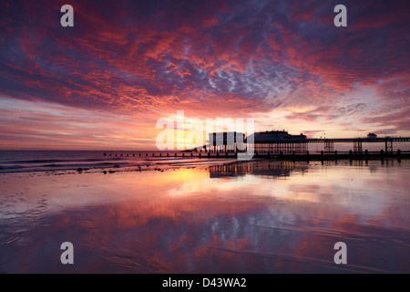 Einen atemberaubenden Sonnenaufgang bei Cromer an der Nordküste Norfolk Stockfoto