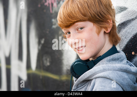 Close-up Portrait der jungen tragen Kopfhörer, Mannheim, Baden-Württemberg, Deutschland Stockfoto