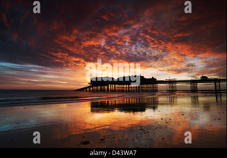 Einen atemberaubenden Sonnenaufgang bei Cromer an der Nordküste Norfolk Stockfoto