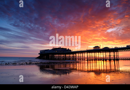 Einen atemberaubenden Sonnenaufgang bei Cromer an der Nordküste Norfolk Stockfoto