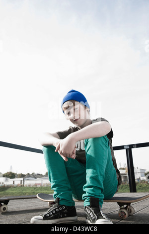 Porträt eines jungen sitzen auf Skateboard, Mannheim, Baden-Württemberg, Deutschland Stockfoto