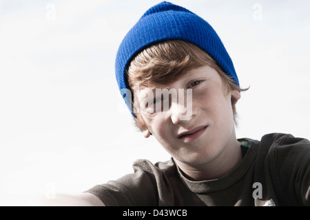 Close-up Portrait der jungen tragen Toque, Mannheim, Baden-Württemberg, Deutschland Stockfoto