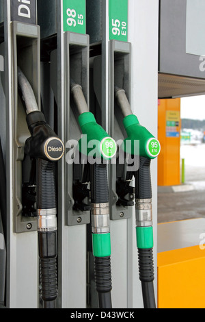 Drei Kraftstoff Pumpe Düsen an der Tankstelle Stockfoto