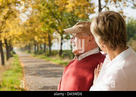 Reife Frau mit Senior Vater im Herbst, Lampertheim, Hessen, Deutschland Stockfoto
