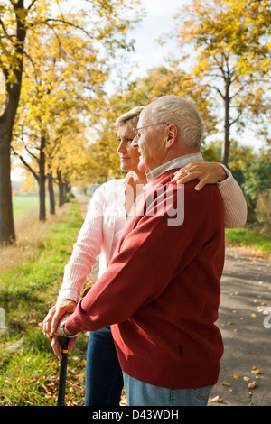 Reife Frau mit Senior Vater im Herbst, Lampertheim, Hessen, Deutschland Stockfoto