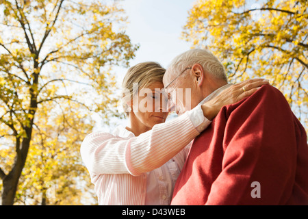 Reife Frau mit Senior Vater im Herbst, Lampertheim, Hessen, Deutschland Stockfoto