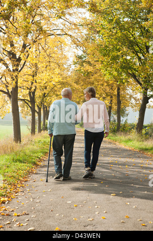 Reife Frau zu Fuß mit Senior Vater im Herbst, Lampertheim, Hessen, Deutschland Stockfoto