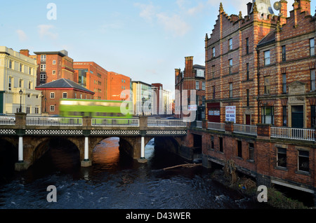 Straßenszene in Ladys Brücke in Sheffield, England, Vereinigtes Königreich Stockfoto