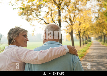 Reife Frau mit Arm um die Schulter des Senior Vater im Herbst, Lampertheim, Hessen, Deutschland Stockfoto