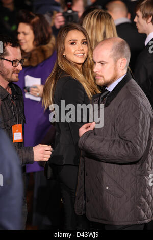 US-Schauspielerin Jessica Alba besucht die Präsentation von Stella McCartney Kollektion Herbst/Winter 2013/2014 in Paris Prêt Fashionweek, Paris, 4. März 2013. Die Paris Prêt Modeschauen laufen bis 6. März 2013. Foto: Hendrik Ballhausen/dpa Stockfoto