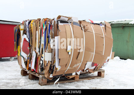 Ein Würfel aus gepressten Kartons für das recycling vorbereitet. Stockfoto