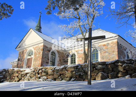 Uskela Kirche in Salo, Finnland, im Winter mit Hoarfost auf den Bäumen. Stockfoto