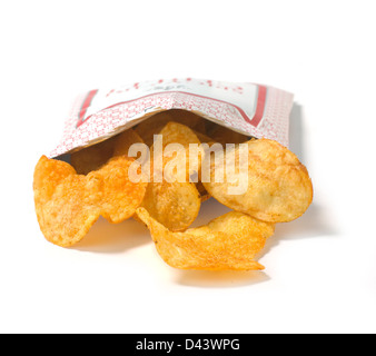 Packung Chips Ausschneiden weißen Hintergrund geöffnet Stockfoto