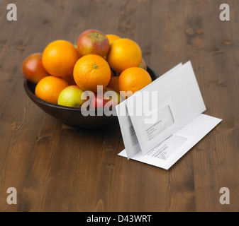 Obstschale mit Buchstaben auf Holztisch Hintergrund Stockfoto