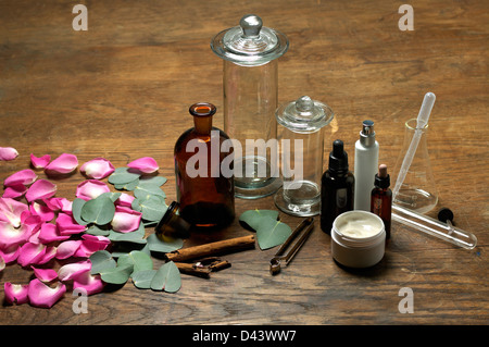 Gruppe von leeren Rezept Flaschen mit verstreuten Blütenblätter ausschneiden weißen Hintergrund Stockfoto