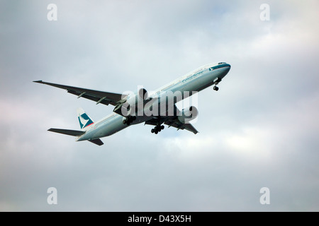 Cathay Pacific Flugzeug 777-300er Landing Stockfoto