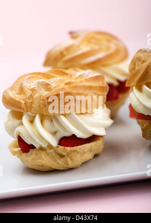 Windbeutel mit Sahne und Erdbeeren gefüllt. Stockfoto