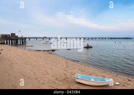 Ruderboot am Ufer im Hafen, Provincetown, Cape Cod, Massachusetts, USA Stockfoto