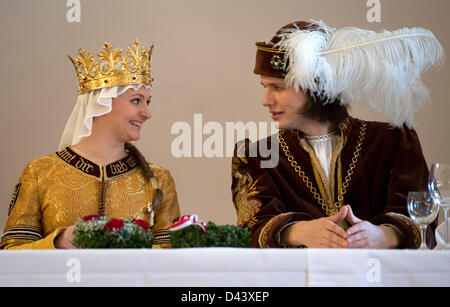 Das Brautpaar die Landshuter Hochzeit, Veronika Haertl als polnischen Königstochter Hedwig und Ferdinand Schosser als Sohn des Herzog von Landshut Georg, sitzen auf einem Tisch in Landshut, Deutschland, 4. März 2013. Die bayerische Stadt bereitet sich derzeit für die Hochzeit, die die größte historische Festzüge in Europa zählt. Es erinnert an die Hochzeit zwischen Hedwig, Tochter des polnischen Königs und George, der Sohn des Herzogs von Landshut. Die ursprüngliche mittelalterliche Hochzeit wird alle vier Jahre wieder in Kraft gesetzt, und jeder wird weggetragen mit mittelalterlichen Ritterturniere, Prunk, schlemmen und Hochzeit processi Stockfoto