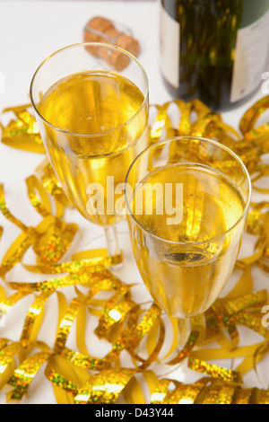 Zwei Gläser Sekt und Luftschlangen Stockfoto