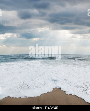 Wellen am Strand mit Sonnenstrahlen durch Wolken, Point Pleasant, New Jersey, USA Stockfoto