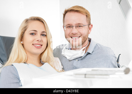 Porträt der jungen Frau und Zahnarzt Zahnarztpraxis, Deutschland Stockfoto