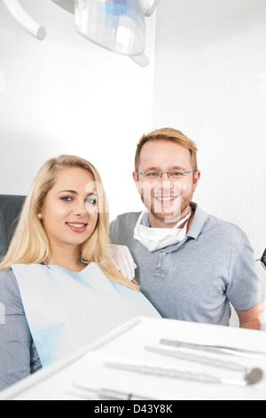 Porträt der jungen Frau und Zahnarzt Zahnarztpraxis, Deutschland Stockfoto