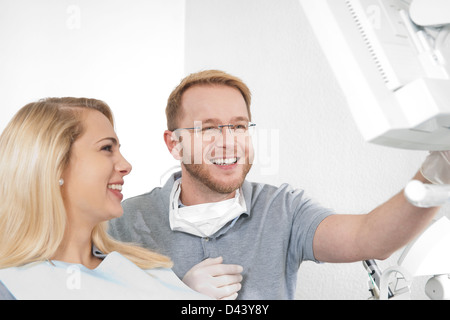 Junge Frau und Zahnarzt Zahnarztpraxis für Termin, Deutschland Stockfoto