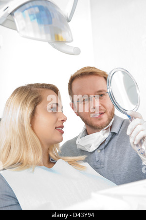Junge Frau und Zahnarzt Zahnarztpraxis für Termin, Deutschland Stockfoto