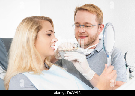 Junge Frau und Zahnarzt Zahnarztpraxis für Termin, Deutschland Stockfoto