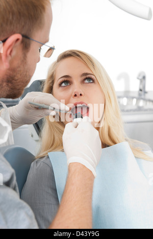 Junge Frau und Zahnarzt Zahnarztpraxis für Termin, Deutschland Stockfoto
