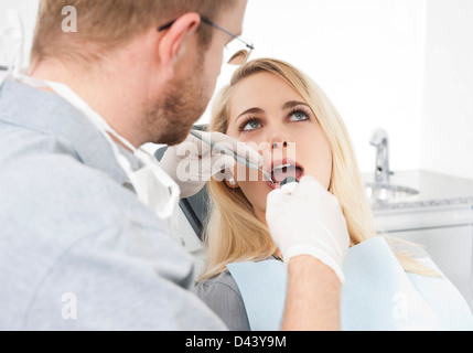 Junge Frau und Zahnarzt Zahnarztpraxis für Termin, Deutschland Stockfoto
