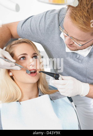 Junge Frau und Zahnarzt Zahnarztpraxis für Termin, Deutschland Stockfoto