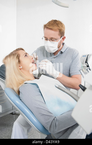 Junge Frau und Zahnarzt Zahnarztpraxis für Termin, Deutschland Stockfoto