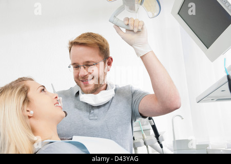Junge Frau und Zahnarzt Zahnarztpraxis für Termin, Deutschland Stockfoto