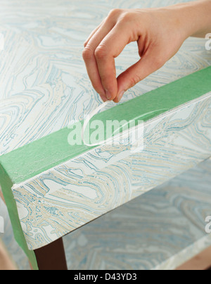 Nahaufnahme von Frauenhand Tabelle im Studio Wallpaper zuweisen Stockfoto