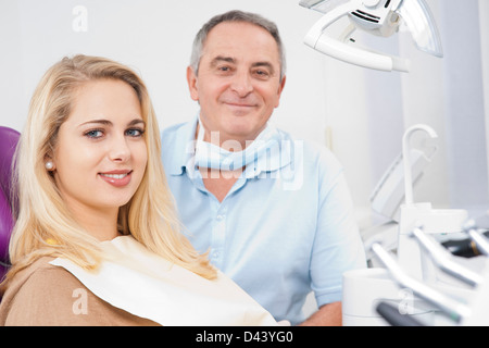 Porträt der jungen Frau und Zahnärztin in Zahnarztpraxis, Deutschland Stockfoto