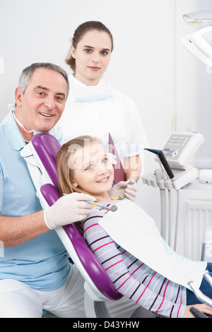 Porträt von Zahnarzt, Hygieniker und Patienten in der Zahnarztpraxis, Deutschland Stockfoto