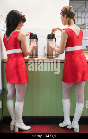 Frauen tragen Teufelshörnern immer Kaffee, Oakland, Alameda County, Kalifornien, USA Stockfoto