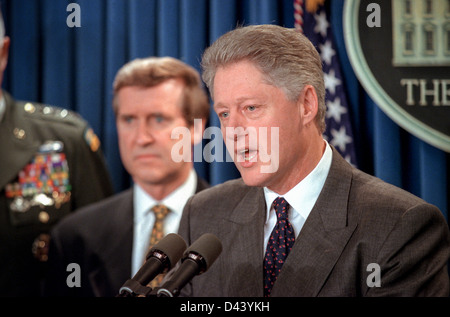 US-Präsident Bill Clinton macht eine Aussage in der Briefing-Room des weißen Hauses 15. November 1998 in Washington, DC. Clinton angekündigt, dass er Luftangriffe auf den Irak abgesagt nach Saddam Hussein überein, die UN wieder Waffe Inspektionen zu ermöglichen. Mit Clinton stehen US-Verteidigungsminister William Cohen. Stockfoto