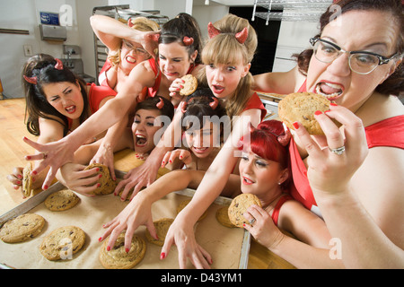 Frauen tragen Teufelshörnern auf eine Bäckerei, Oakland, Alameda County, Kalifornien, USA Stockfoto