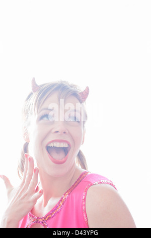 Porträt der Frau trägt der Teufel Hörner machen Gesichter Stockfoto