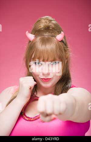 Porträt der Frau tragen Teufelshörnern und Stanzen Stockfoto