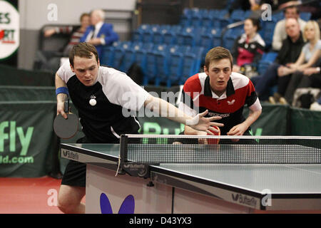 03.03.2013 Sheffield, England. Paul Drinkhall &amp; Liam Pitchford in Aktion gewinnen die Herren Doppel Finale des englischen nationalen Tischtennis-Meisterschaften von Teichen Forge International Sports Centre. Stockfoto