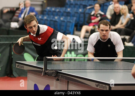 03.03.2013 Sheffield, England. Paul Drinkhall &amp; Liam Pitchford in Aktion gewinnen die Herren Doppel Finale des englischen nationalen Tischtennis-Meisterschaften von Teichen Forge International Sports Centre. Stockfoto