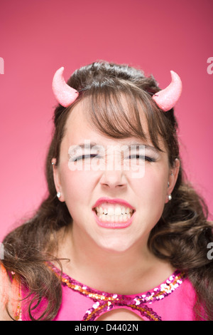 Porträt der Frau tragen Teufelshörnern und ein böses Gesicht Stockfoto