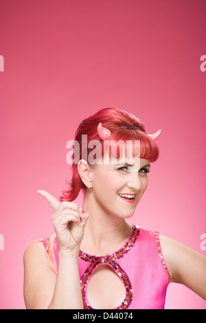 Porträt der Frau trägt der Teufel Hörner erhobenem Zeigefinger Stockfoto