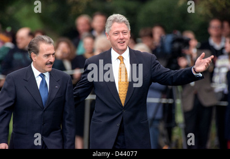 US-Präsident Bill Clinton begleitet kolumbianische Präsident Andrés Pastrana während einer Feier der Ankunft auf dem South Lawn des weißen Hauses 28. Oktober 1998 in Washington DC. Stockfoto