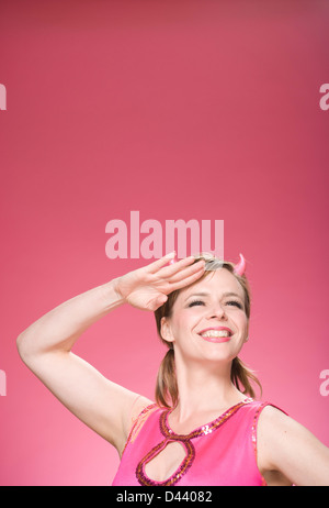 Porträt der Frau tragen Teufelshörnern und grüßte Stockfoto