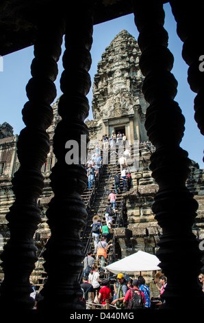 Mittelturm in Angkor Wat mit Touristen Treppenstufen Stockfoto